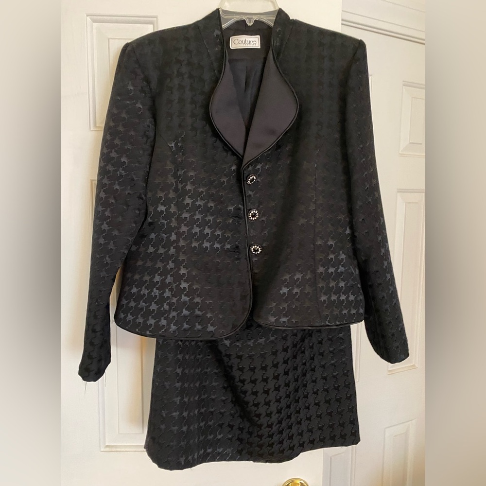 Beautiful dressy two piece suit in black.